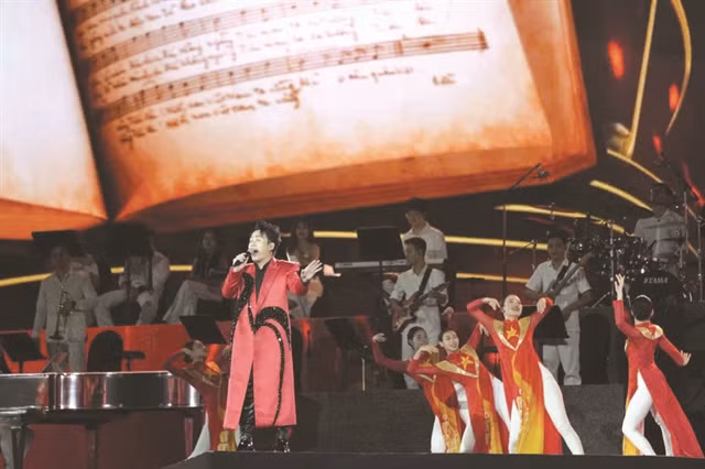 Singer Tùng Dương performs at the Mỹ Đình National Stadium. Photo hanoimoi.vn