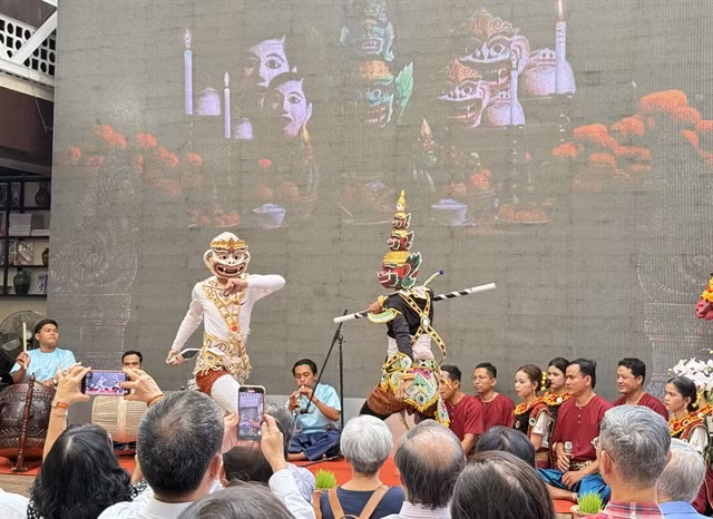 CELEBRATING THE MEKONG: Students from Trà Vinh University perform 'Robam', a unique style of musical theatre of the Khmer ethnic people in the South, at the opening of a cultural programme at the HCM City Book Street. VNS Photo by Phương Mai