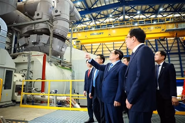 Prime Minister Phạm Minh Chính tours the plant's operations. — VNA/VNS Photo Dương Giang