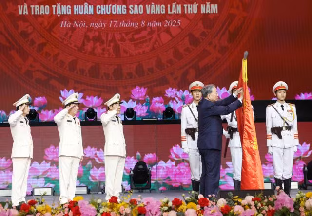 Party General Secretary Tô Lâm presents the Gold Star Order to the People's Public Security Force for the fifth time at the ceremony marking 80th anniversary of the Việt Nam People's Public Security Forces (August 19, 1945 – 2025) and the 20th anniversary of the All-People Security Safeguard Festival (August 19, 2005). — VNA/VNS Photo