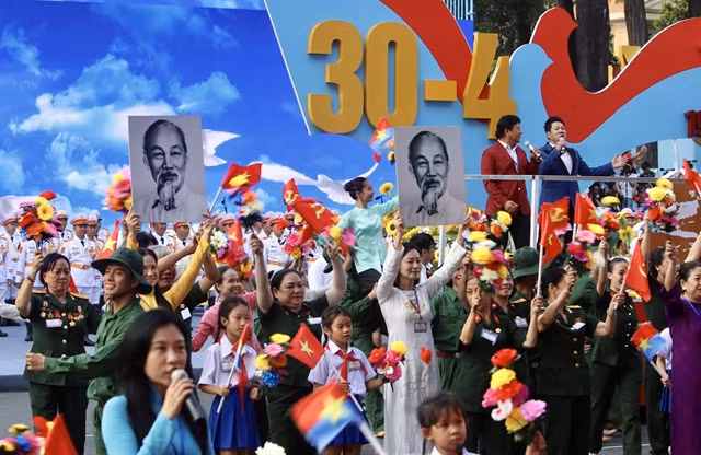 An art performance held as part of the final rehearsal on April 27 for the upcoming grand parade and procession celebrating the 50th anniversary of the National Reunification (April 30) in HCM City. — VNA/VNS Photo Thanh Vũ