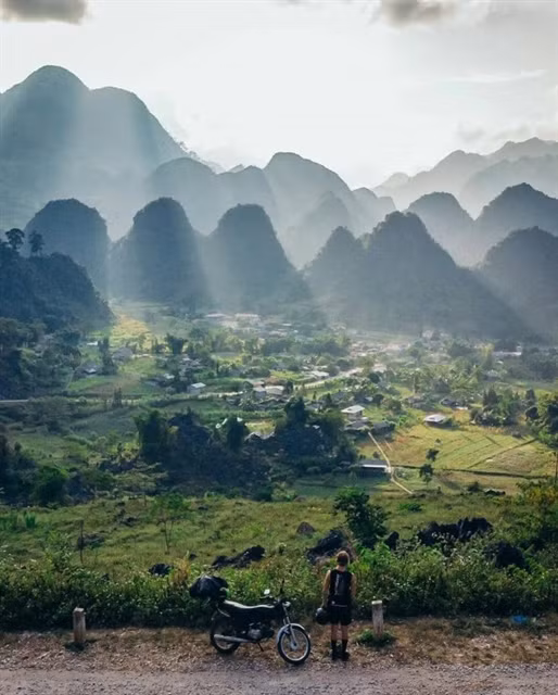 A tourist enjoys a beautiful scene in Du Già Village. — Photo farwego.vn