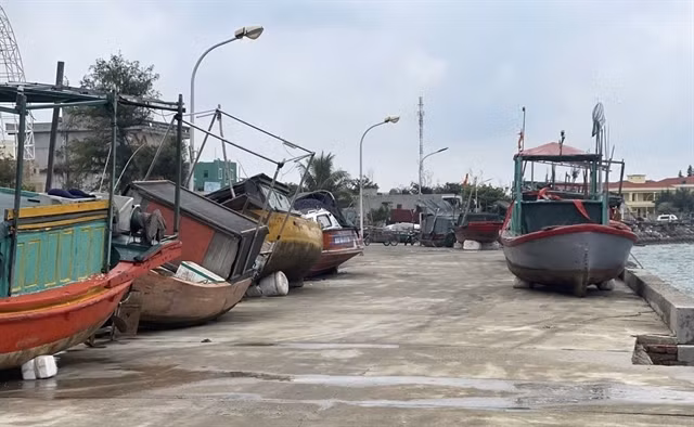 Boats have been brought ashore in Bạch Long Vỹ Island, Hải Phòng City, as the northern region braces for the incoming typhoon Wipha. — VNA/VNS Photo