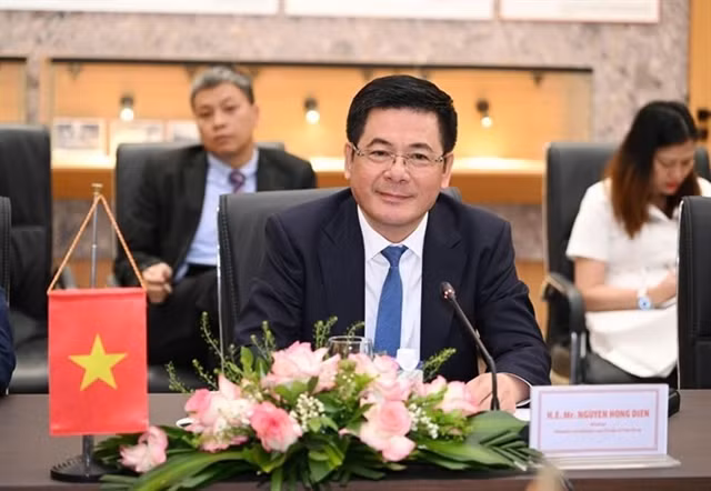 Minister of Industry and Trade Nguyễn Hồng Diên at the meeting — Photo courtesy of Ministry of Industry and Trade