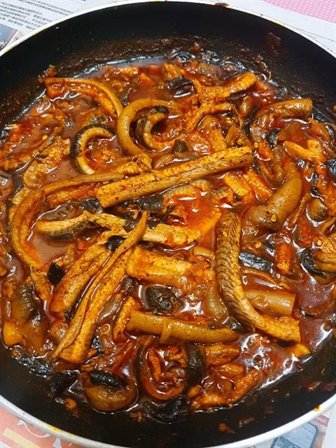 A well-fried pot of eel is ready to cook eel soup. Photo trangtraiviet.danviet.vn