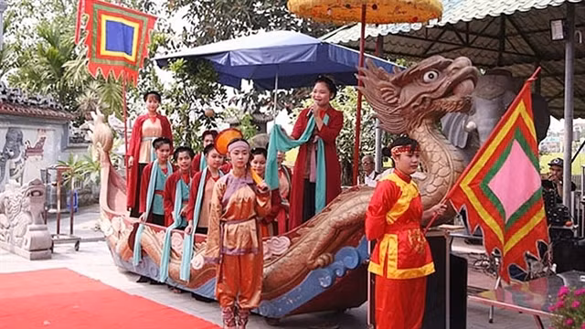 A 'Chèo tàu' performance at the Chèo tàu Tổng Gối festival. — Photo vov.vn