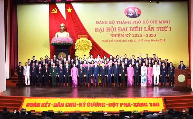 Delegates pose for a group photo after the successful conclusion of the first Congress of the HCM City Party Committee for the 2025–2030 term. — VNA/VNS Photo