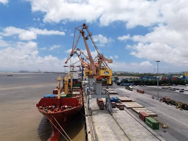 A vessel dockside at Hải Phòng Port ready to be loaded with containers. — VNA/VNS Photo