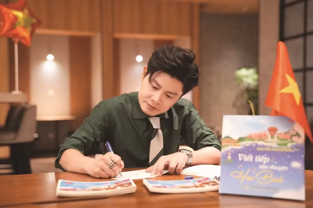 Composer Nguyễn Văn Chung signs books at the University of Education Publishing House. Photo courtesy of the publishing house