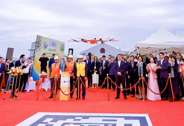 Delegates launch a pilot project applying unmanned aerial vehicles (UAVs) in transporting patient tests, medicines and medical supplies at the Đức Giang General Hospital on December 25. — VNS Photo Thanh Hải