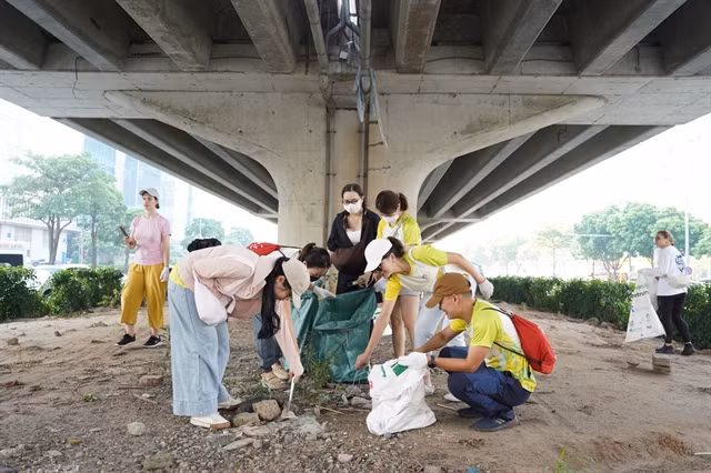 Volunteers joined hands to clean up Phạm Hùng Street in Hà Nội on September 20 as part of World Cleanup Day 2025. — Photo Courtesy of the organisers