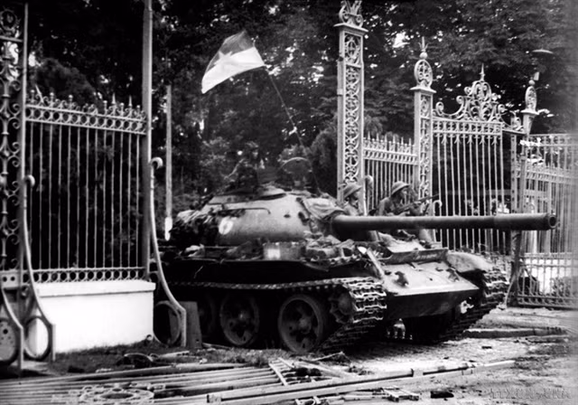 At 11.30am on April 30, 1975, the liberation forces overran the Presidential Palace, the headquarters of the Sài Gòn regime, to win the final victory to reunify the country after two decades of division. VNA/VNS File Photo Trần Mai Hưởng
