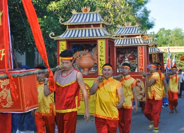 Thanh Hà villagers carry ceremonial palanquins during a traditional procession at the Ancestors Commemoration Festival. Photo hoianheritage.net