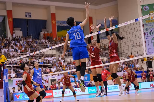 Nguyễn Thị Bích Tuyền (No 10) attempts to score a point. She set a tournament record with 45 points in this match. — Photo courtesy of AVC