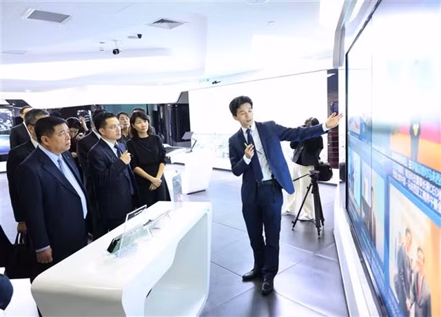 Deputy Prime Minister Nguyễn Chí Dũng (first, left) and his delegation visit the Shenzhen Bay Ecological Science and Technology Park in Guangdong Province. — VNA/VNS Photo Công Tuyên
