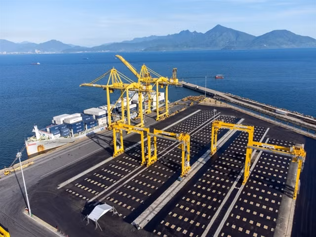 A container port in Đà Nẵng City. The central city has been speeding up the construction of the new deep-sea Liên Chiểu Port, a cargo terminal at the international airport and key logistics infrastructure projects for logistics growth. Photo courtesy of Đà Nẵng Port Company