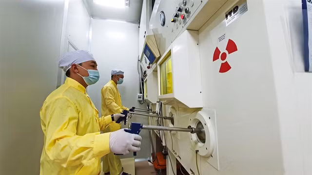 Workers at the Đà Lạt nuclear reactor in Lâm Đồng Province. — Photo baolamdong.vn