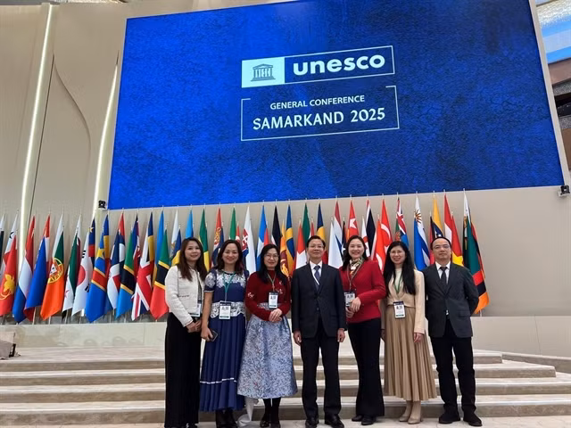 The Vietnamese delegation attending the 43rd session of the UNESCO General Conference in Samarkand, Uzbekistan. — VNA/VNS Photos