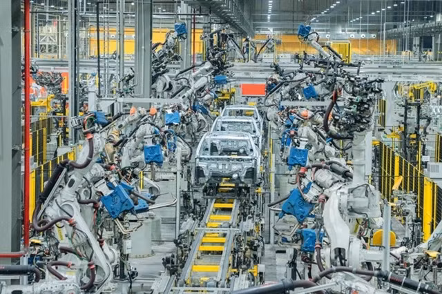 A production line of the VinFast car factory in Hải Phòng. Localisation rate of Vietnamese auto makers is low. Photo courtesy of Vietnam+