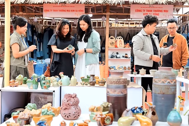 The 2025 International Craft Village Festival draws large crowds of visitors and tourists. Photo Lê Đông