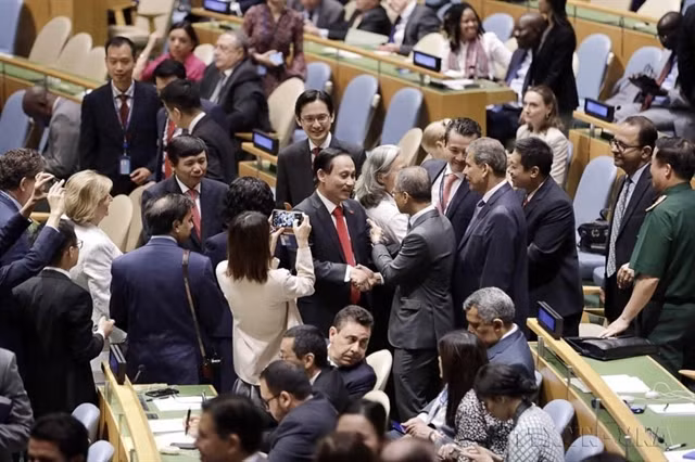 Deputy foreign minister Lê Hoài Trung receives congratulations after Việt Nam is elected a non-permanent member of the UN Security Council for the 2020–2021 term at the UN headquarters in New York on June 7, 2019. — XINHUA/VNA Photo