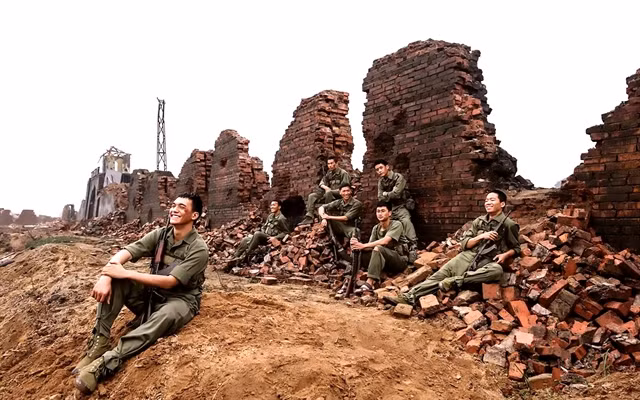 A scene from 'Mưa Đỏ' (Red Rain), which earned over VNĐ700 billion (around US$27.5 million) at the box office. Photo tienphong.vn