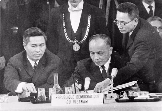 Deputy Prime Minister, Minister of Foreign Affairs Nguyễn Duy Trinh signs the Paris Peace Accords in 1973. — VNA/VNS Photo Văn Lượng