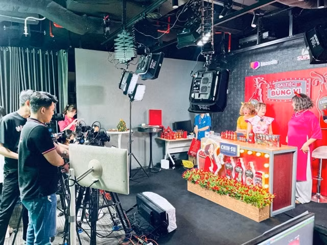 A livestream sales session on TikTok. — Photo thesaigontimes.vn