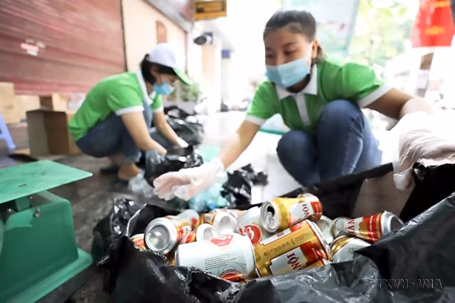 Workers collect waste for recycling in Hà Nội. — VNA/VNS Photo Thanh Tùng