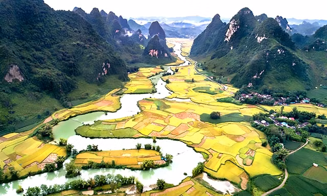 Sustainable tourism behaviour now goes beyond environmental protection, expanding into cultural and socio-economic dimensions. — Photo vneconomy.vn