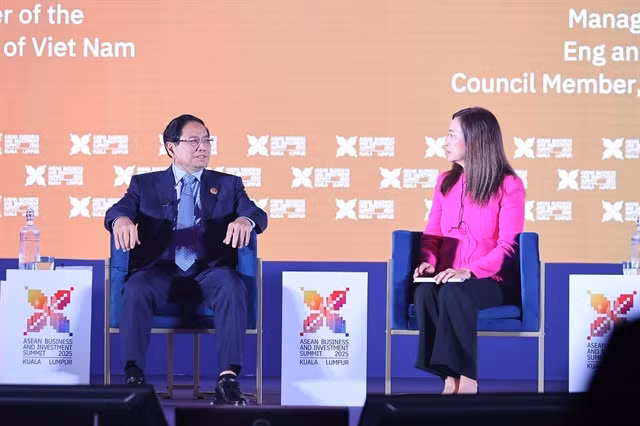 Prime Minister Phạm Minh Chính (left) speaks at a high-level dialogue during the ASEAN Business and Investment Summit (ABIS) 2025 in Kuala Lumpur, Malaysia, on Sunday. — VNA/VNS Photo