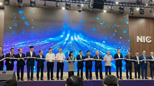 Deputy Prime Minister Nguyễn Chí Dũng and delegates at the launch. — VNS Photo Mai Hương
