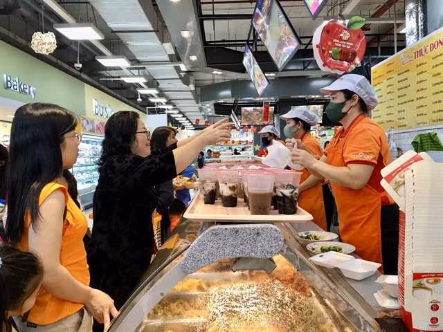 Customers order food at a commercial centre in HCM City. The service sector contributed nearly half of the added value of the economy in 2024. — VNA/VNS Photo Mỹ Phương