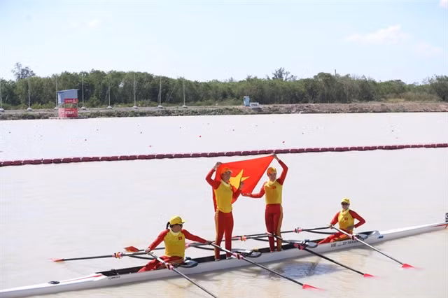 Bùi Thị Thu Hiền, Nguyễn Thị Giang, Đinh Thị Hảo, and Phạm Thị Huệ celebrate after winning gold in the women’s quadruple sculls final at the 33rd SEA Games.