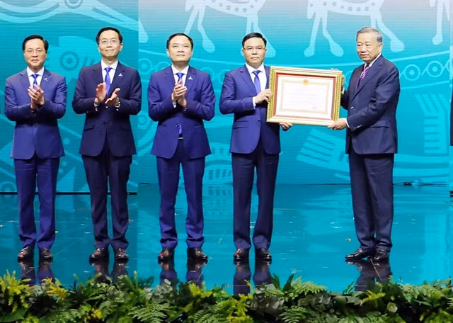 Petrovietnam's leaders receive the First-class Labour Order from Party chief Tô Lâm. — VNA/VNS Photo Thống Nhất