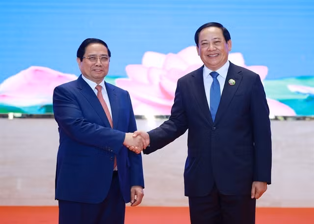 Vietnamese Prime Minister Phạm Minh Chính and his Lao counterpart Sonexay Siphandone. — VNA/VNS Photo Dương Giang