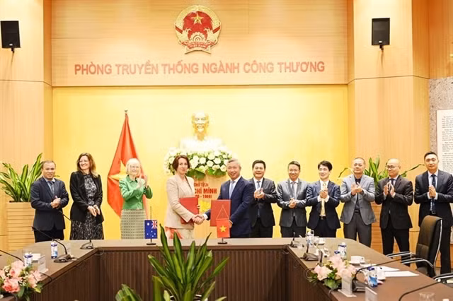The signing ceremony of an MoU on cooperation to develop a competitive electricity market between the Electricity Authority of Vietnam and the Australian Embassy in Vietnam. — VNA/VNS Photo