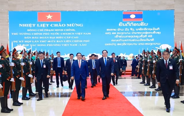 Vietnamese Prime Minister Phạm Minh Chính and his Lao counterpart Sonexay Siphandone co-chair the 48th meeting of the Việt Nam–Laos Intergovernmental Committee on Bilateral Cooperation. — VNA/VNS Photo Dương Giang