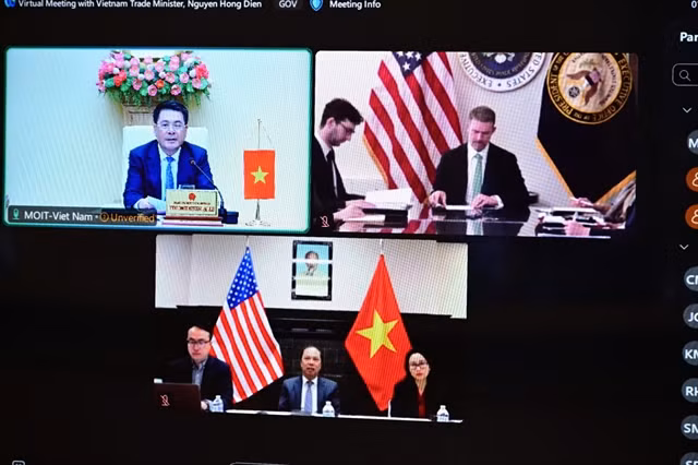 A screen grab of the online meeting between Minister of Industry and Trade Nguyễn Hồng Diên, United States Trade Representative Jamieson L. Greer, with the participation of the Vietnamese Embassy in the United States. — Photo from the Ministry of Industry and Trade