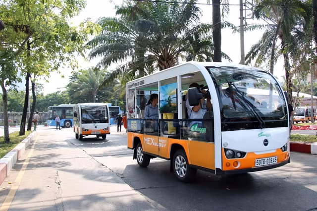 HCM City launches electric bus tours for tourists in December 2024. Electrifying road transport plays an important role in the Government's goal to decarbonise the economy by 2050. — VNA/VNS Photo Tiến Lực