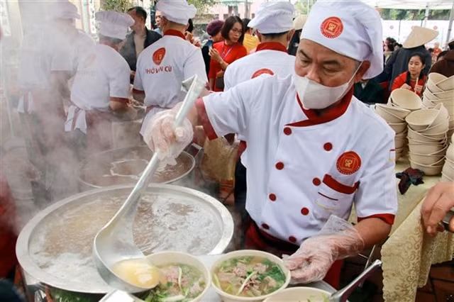 A chef prepares phở for visitors at the Festival Phở 2024 in Nam ĐỊnh Province.