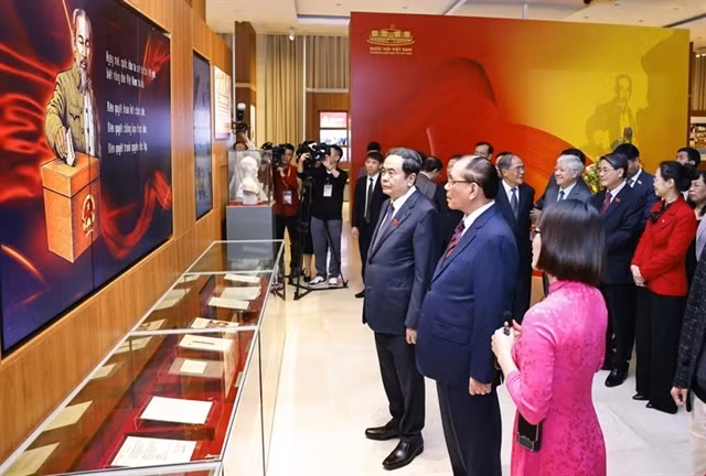 National Assembly Chairman Trần Thanh Mẫn and delegates tour the Việt Nam National Assembly Museum. An exhibition featuring the NA's 80-year development journey will be organised on January 6 at the NA House. — VNA/VNS Photo