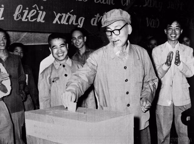 President Hồ Chí Minh casts his vote in the fifth People's Council on April 27, 1969. — VNA/VNS Photo