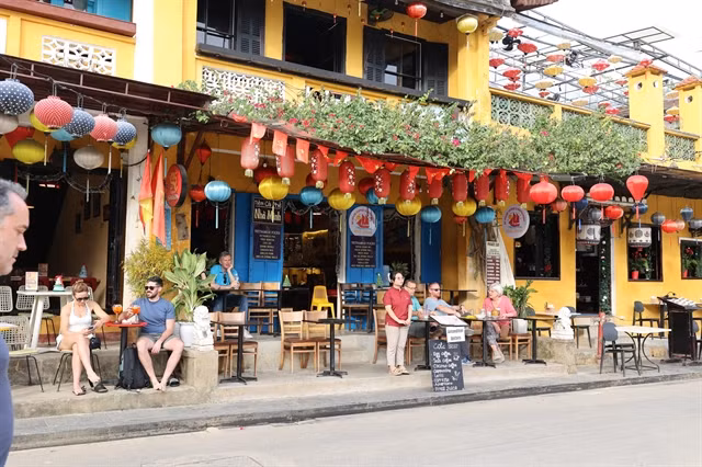 Foreign visitors at cafe shops in the ancient town Hội An, Đà Nẵng City. — VNA/VNS Photo