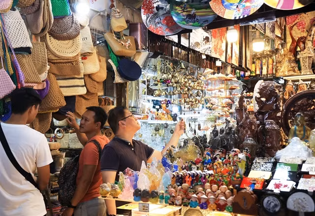International tourists pick souvenirs at Bến Thành Market, HCM City. — VNA/VNS Photo