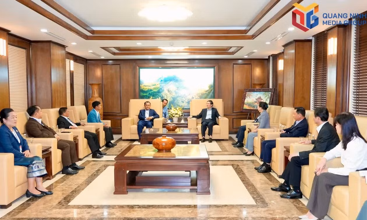 Quang Ninh City leader receives Secretary of the Xayaboury Provincial Party Committee