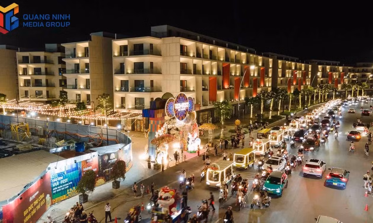 A vibrant Mid-Autumn Festival on the shores of a World Heritage Site