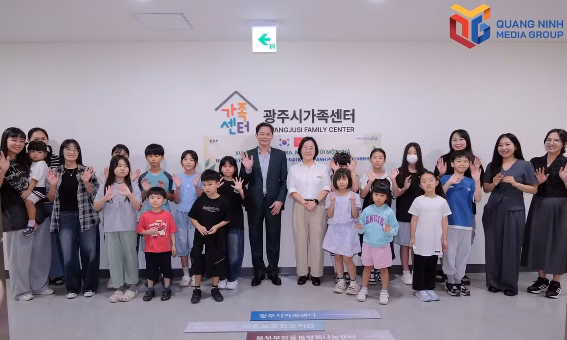 The delegation of municipal departments and agencies from Quang Ninh visits and learns about the operational model of the Gwangju Social Welfare Center in Gyeonggi Province, South Korea.