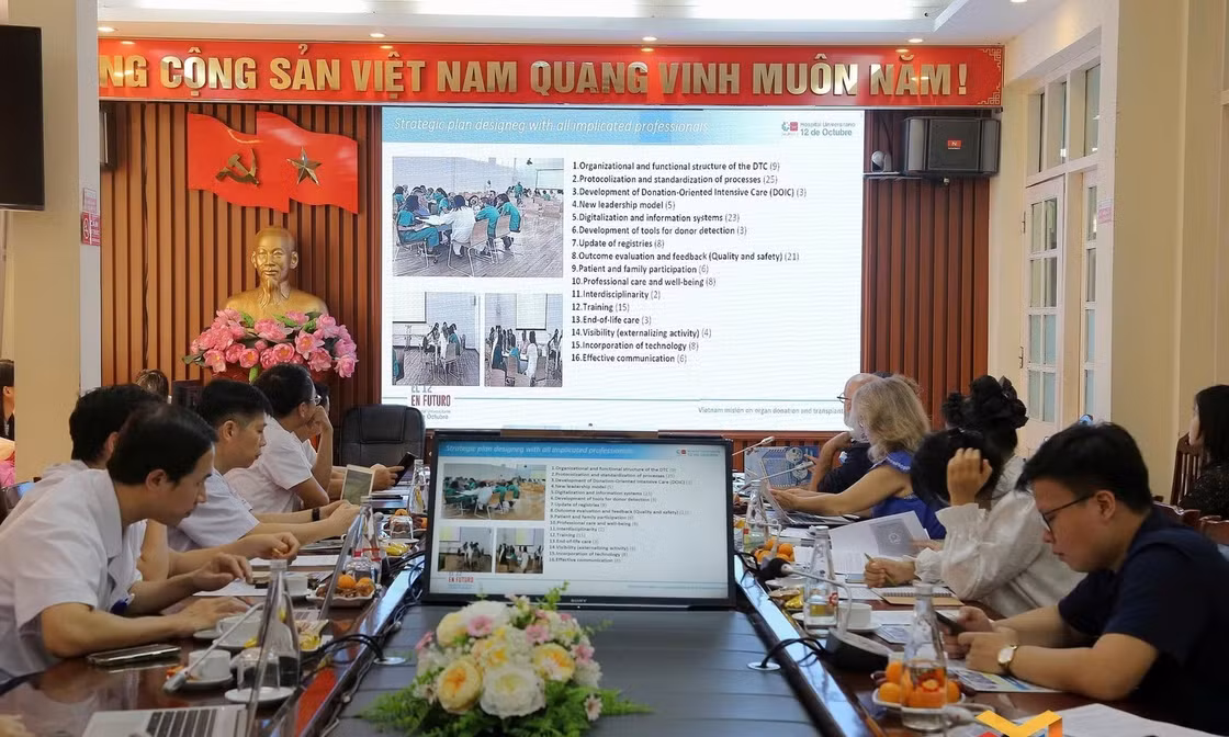Spanish medical experts share their experience in organizing organ donation and transplantation programs with doctors at Quang Ninh General Hospital.