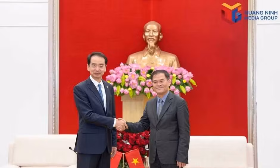 Chairman of the Quang Ninh People's Committee Bui Van Khang received Chinese Ambassador to Vietnam He Wei for a courtesy meeting on October 27, 2026.